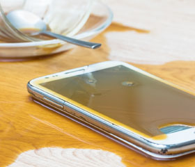 Smartphone lleno de café tras haberse caído un vaso