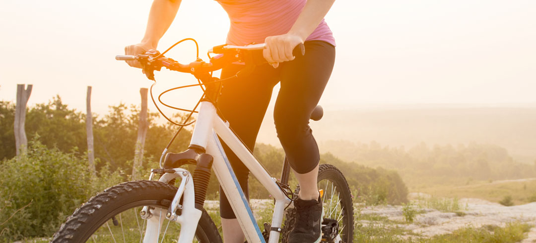 Mujer dando un paseo en bicicleta por la montaña