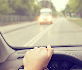 Persona conduciendo un coche por la carretera