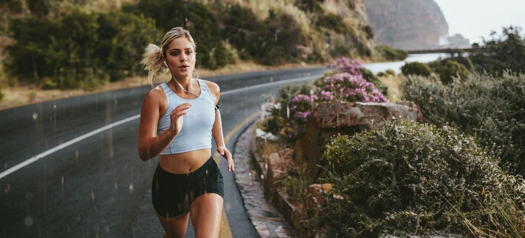 chica corriendo en una carretera